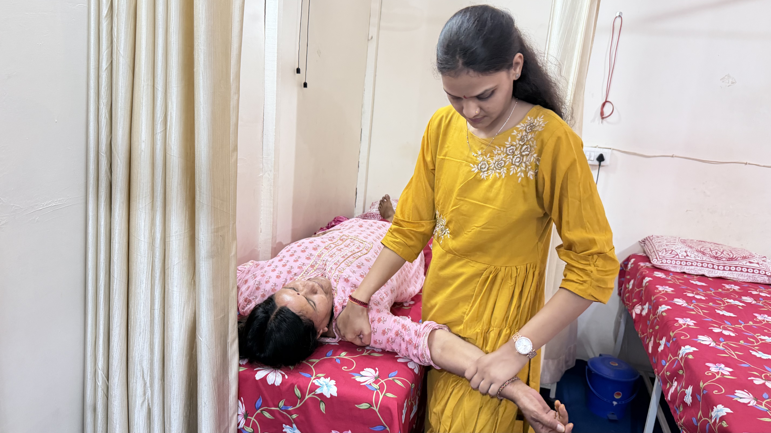 dr. suman chaudhary treating patients ur physio clinic in murlipura